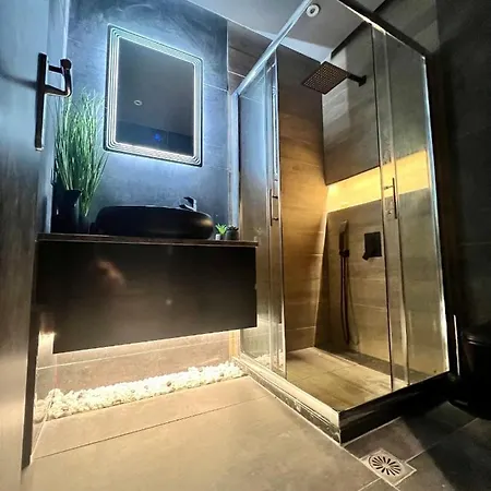 Luxury Black And White Interior Appartamento Kalamata