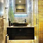 Апартаменты Luxury Black And White Interior & Rooftop Terrace