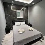 Апартаменты Luxury Black And White Interior & Rooftop Terrace Каламата