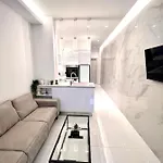 Апартаменты Luxury Black And White Interior & Rooftop Terrace