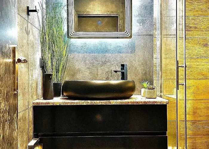 아파트 Luxury Black And White Interior & Rooftop Terrace